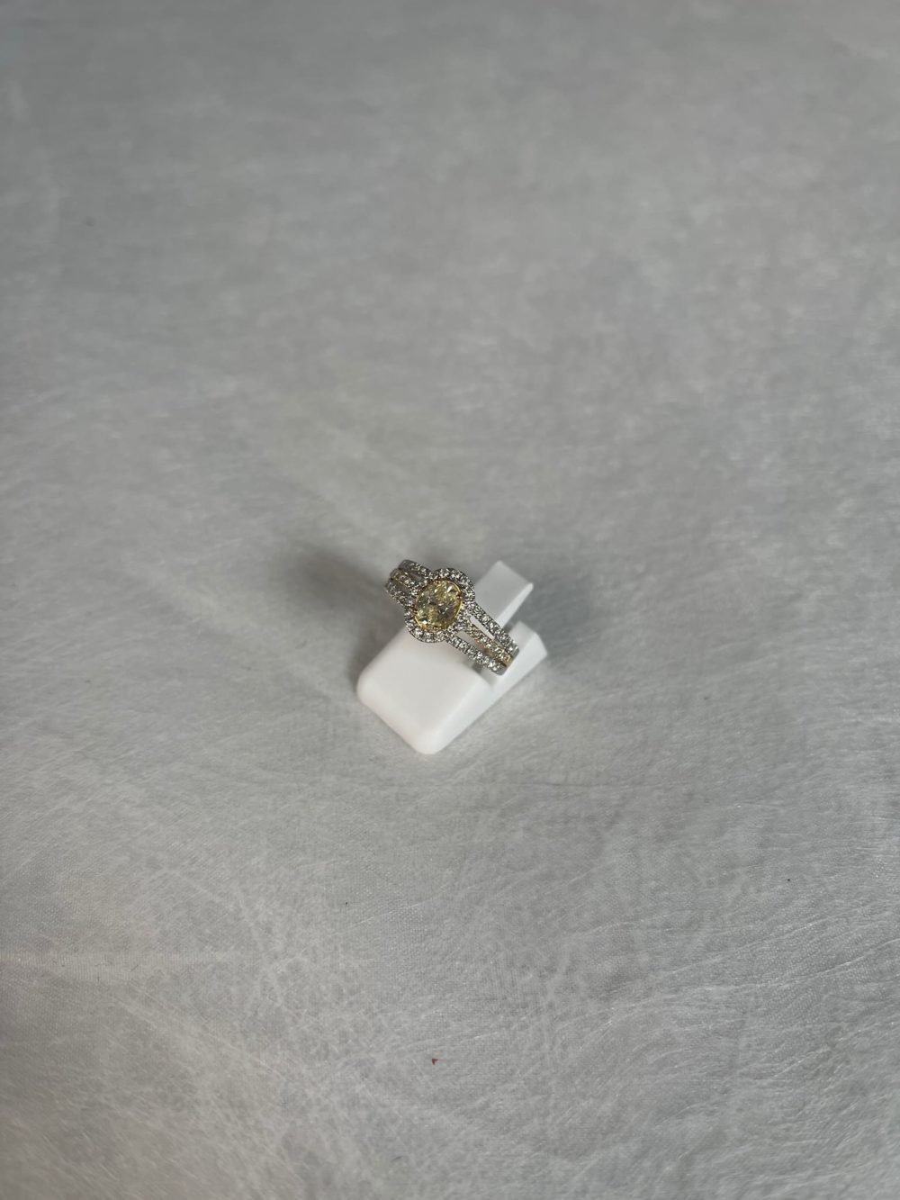 bague or deux tons et diamant champagne ovale