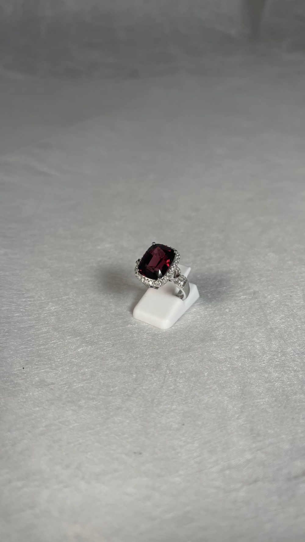 bague sertie spinelle et diamants